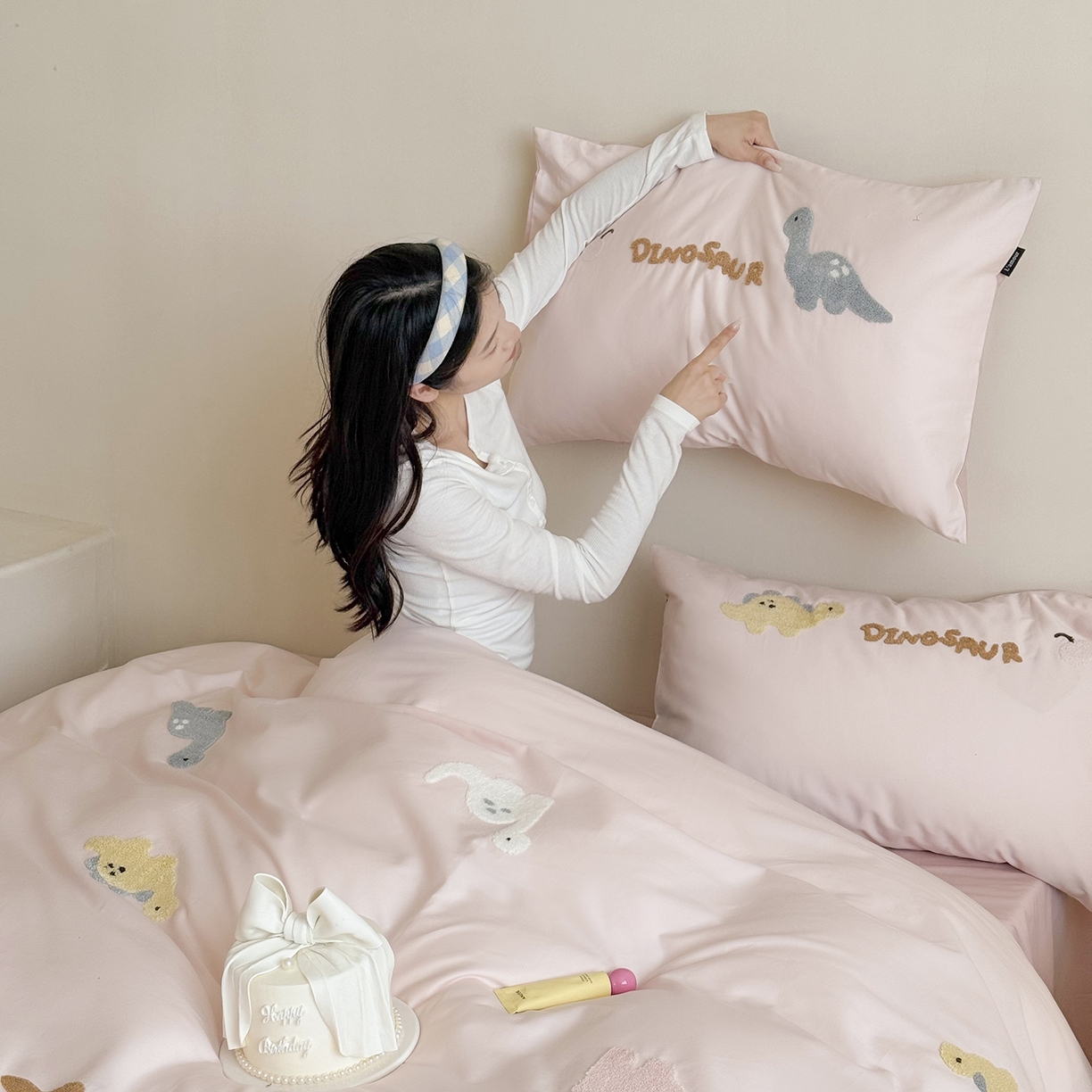 91家纺网 家纺一手货源 找家纺 鹿班家居 2025新款秋冬款100S全棉磨毛毛巾绣系列四件套-小奶龙 粉色