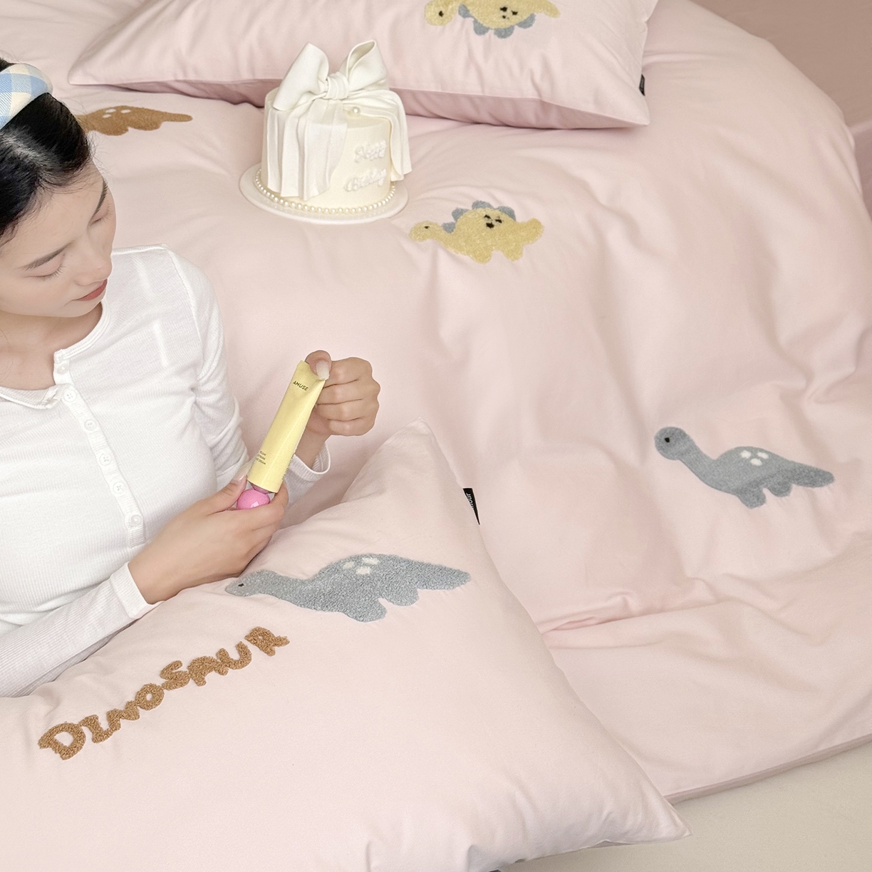 91家纺网 家纺一手货源 找家纺 鹿班家居 2025新款秋冬款100S全棉磨毛毛巾绣系列四件套-小奶龙 粉色