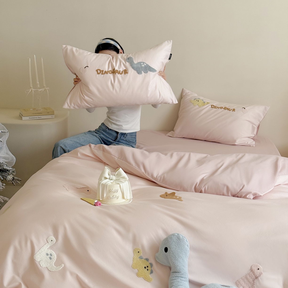 91家纺网 家纺一手货源 找家纺 鹿班家居 2025新款秋冬款100S全棉磨毛毛巾绣系列四件套-小奶龙 粉色