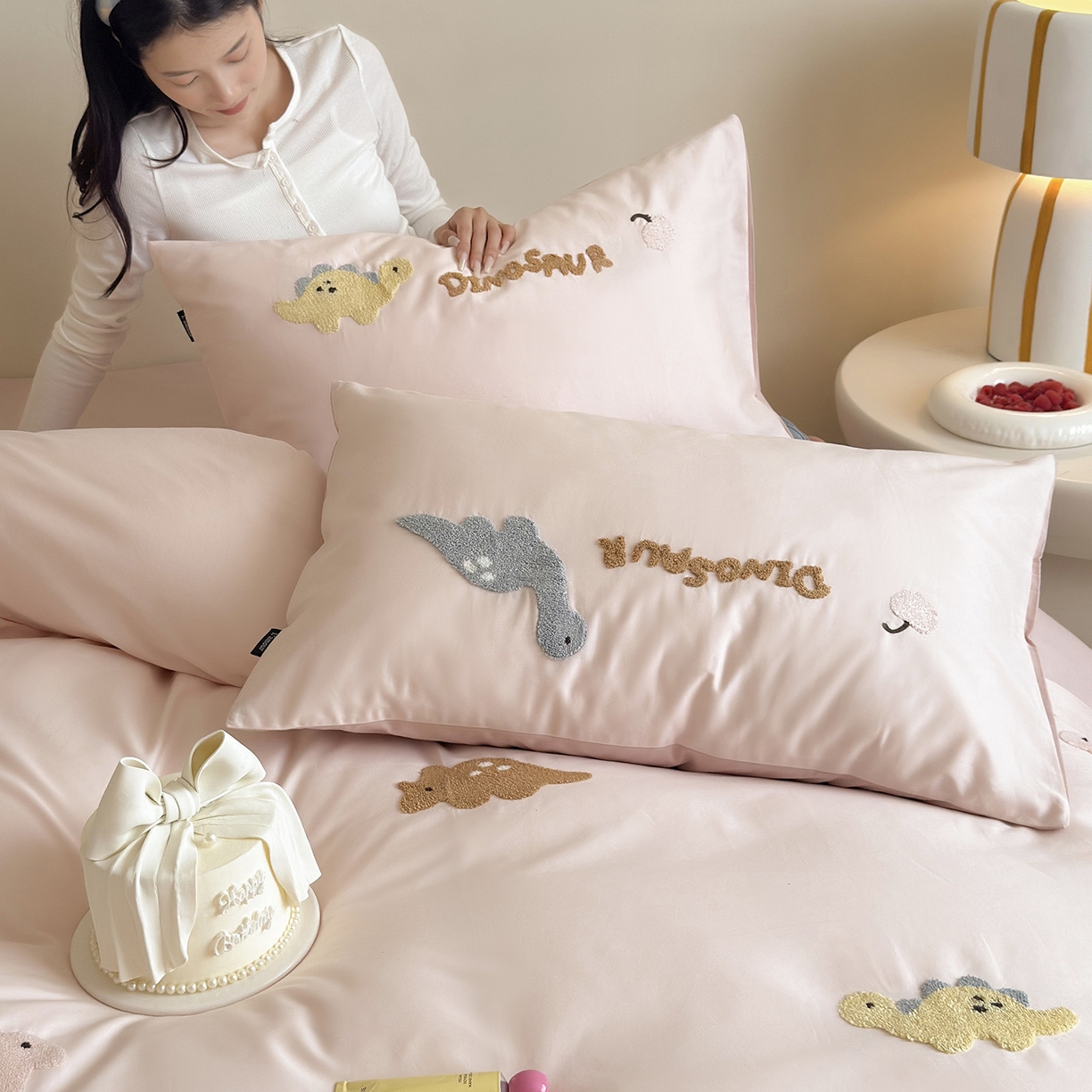 91家纺网 家纺一手货源 找家纺 鹿班家居 2025新款秋冬款100S全棉磨毛毛巾绣系列四件套-小奶龙 粉色