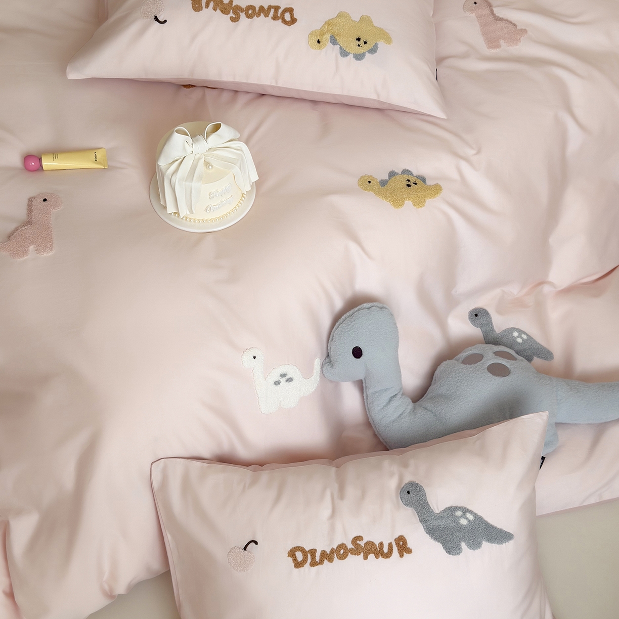 91家纺网 家纺一手货源 找家纺 鹿班家居 2025新款秋冬款100S全棉磨毛毛巾绣系列四件套-小奶龙 粉色