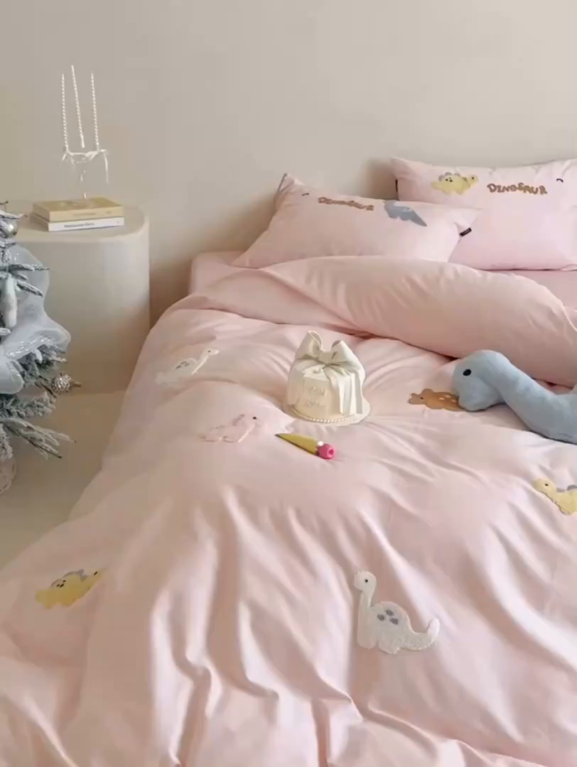 91家纺网 家纺一手货源 找家纺 鹿班家居 2025新款秋冬款100S全棉磨毛毛巾绣系列四件套-小奶龙 粉色