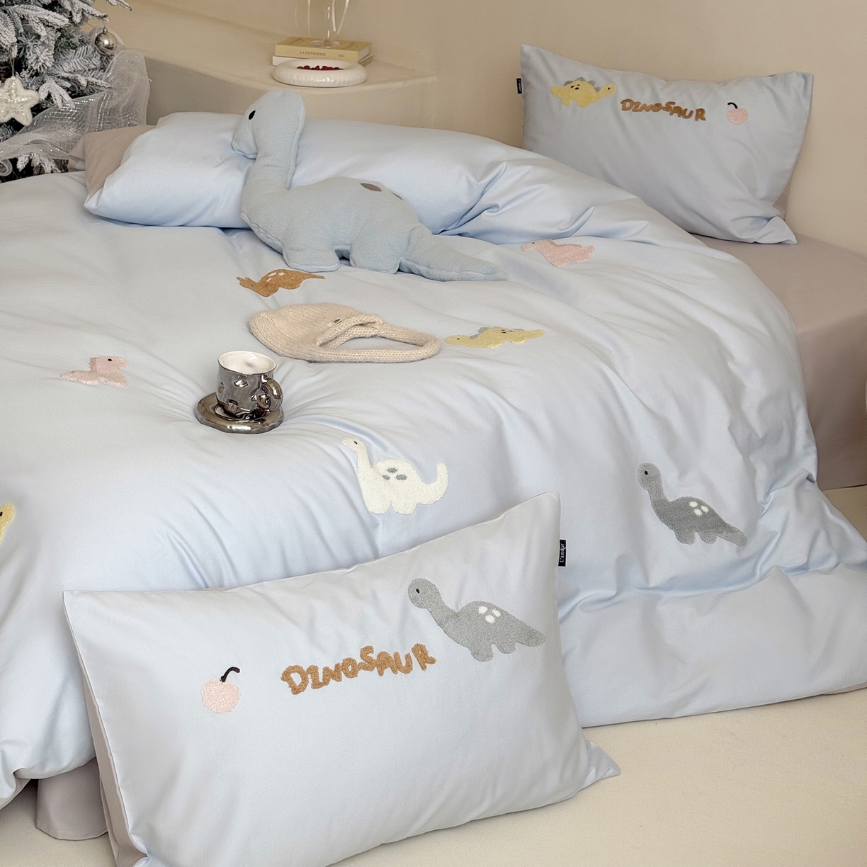 鹿班家居 2025新款秋冬款100S全棉磨毛毛巾绣系列四件套-小奶龙 蓝色