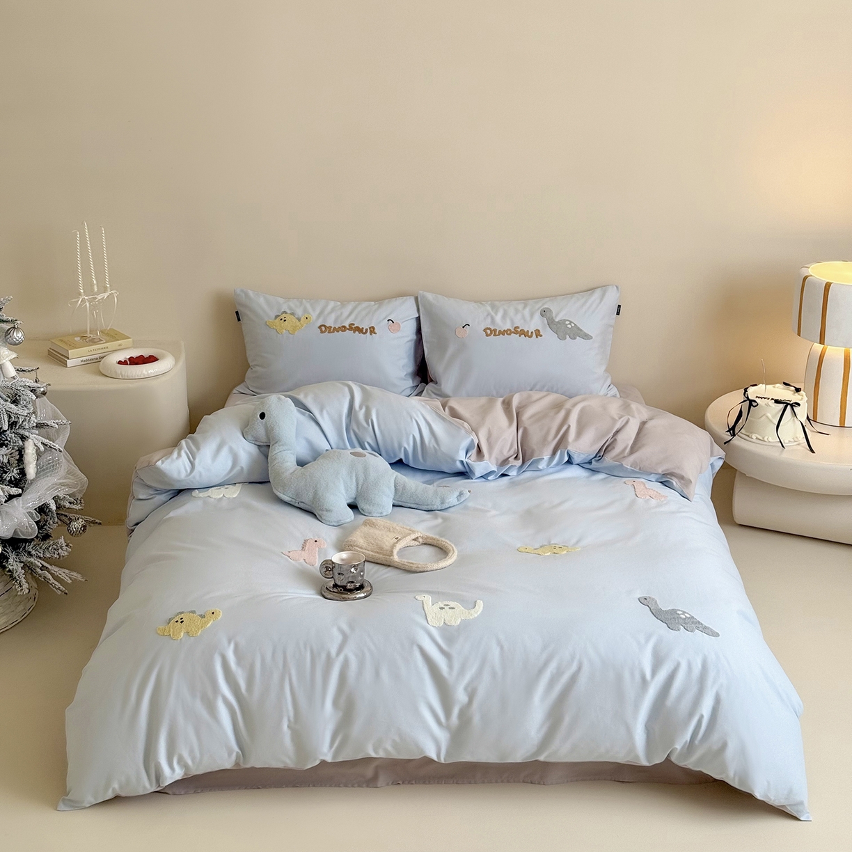 91家纺网 家纺一手货源 找家纺 鹿班家居 2025新款秋冬款100S全棉磨毛毛巾绣系列四件套-小奶龙 蓝色