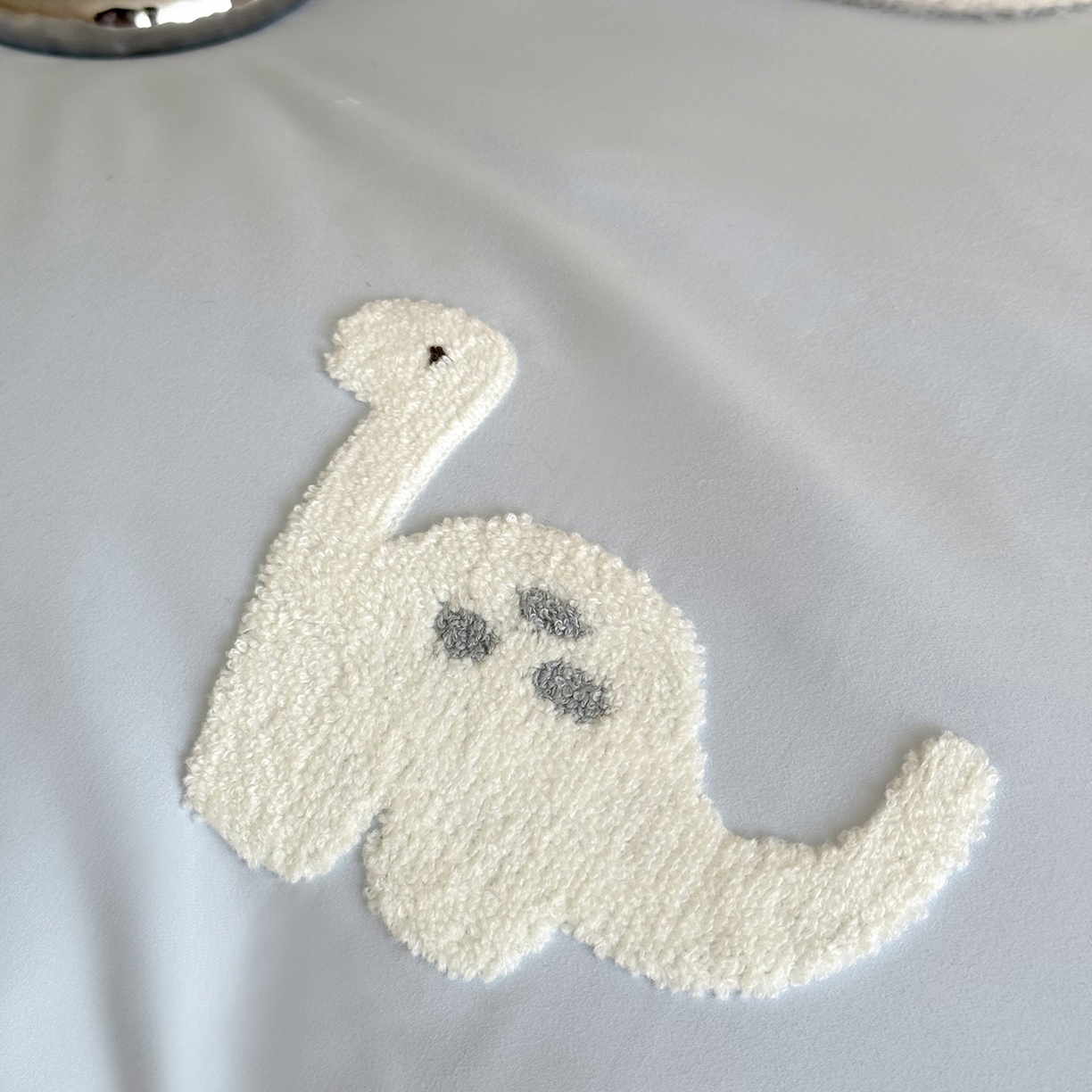 91家纺网 家纺一手货源 找家纺 鹿班家居 2025新款秋冬款100S全棉磨毛毛巾绣系列四件套-小奶龙 蓝色