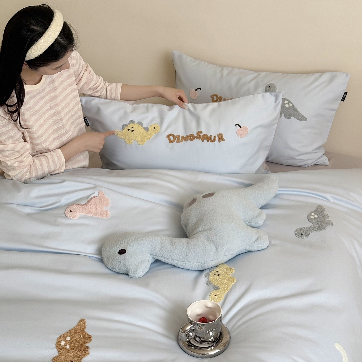 91家纺网 家纺一手货源 找家纺 鹿班家居 2025新款秋冬款100S全棉磨毛毛巾绣系列四件套-小奶龙 蓝色