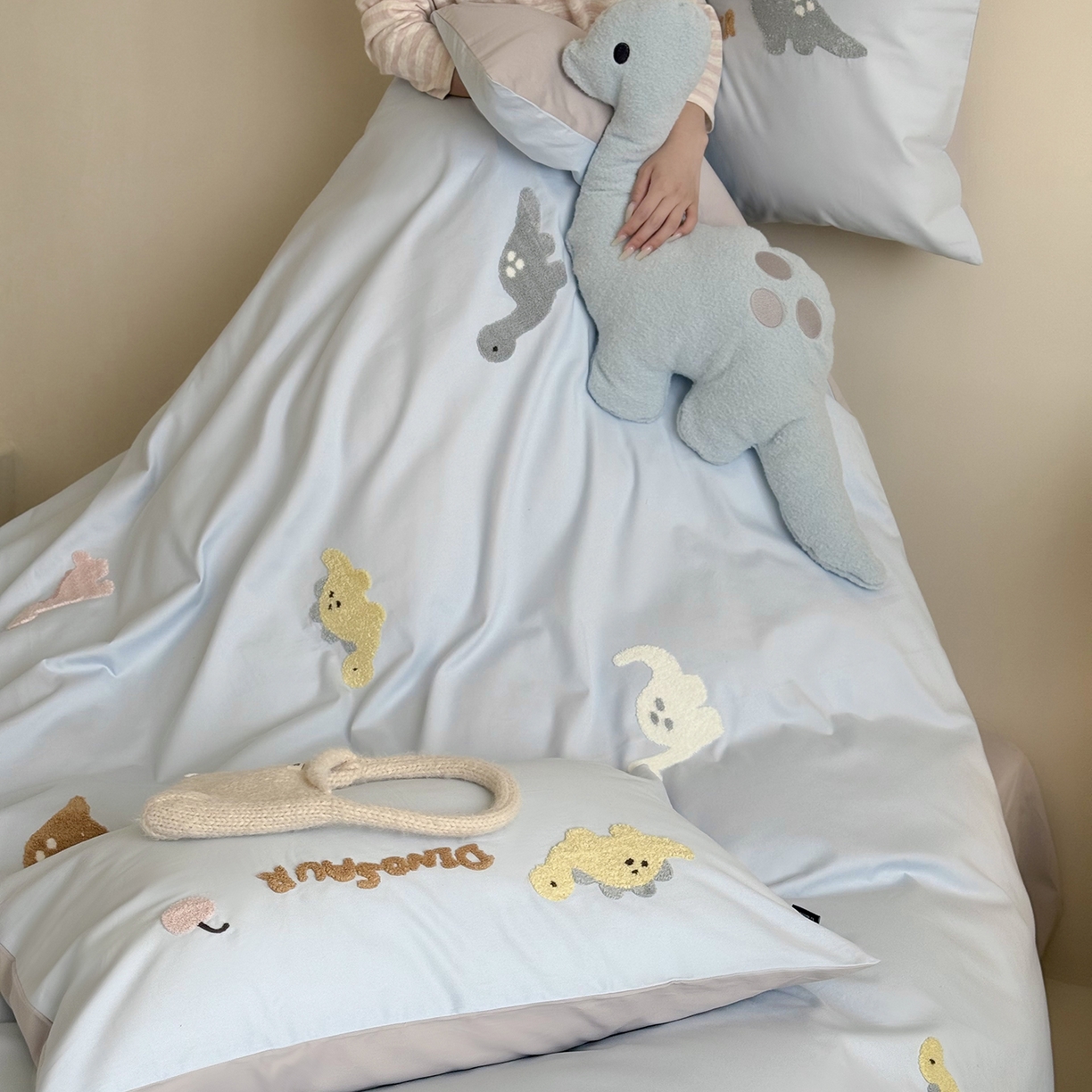 91家纺网 家纺一手货源 找家纺 鹿班家居 2025新款秋冬款100S全棉磨毛毛巾绣系列四件套-小奶龙 蓝色