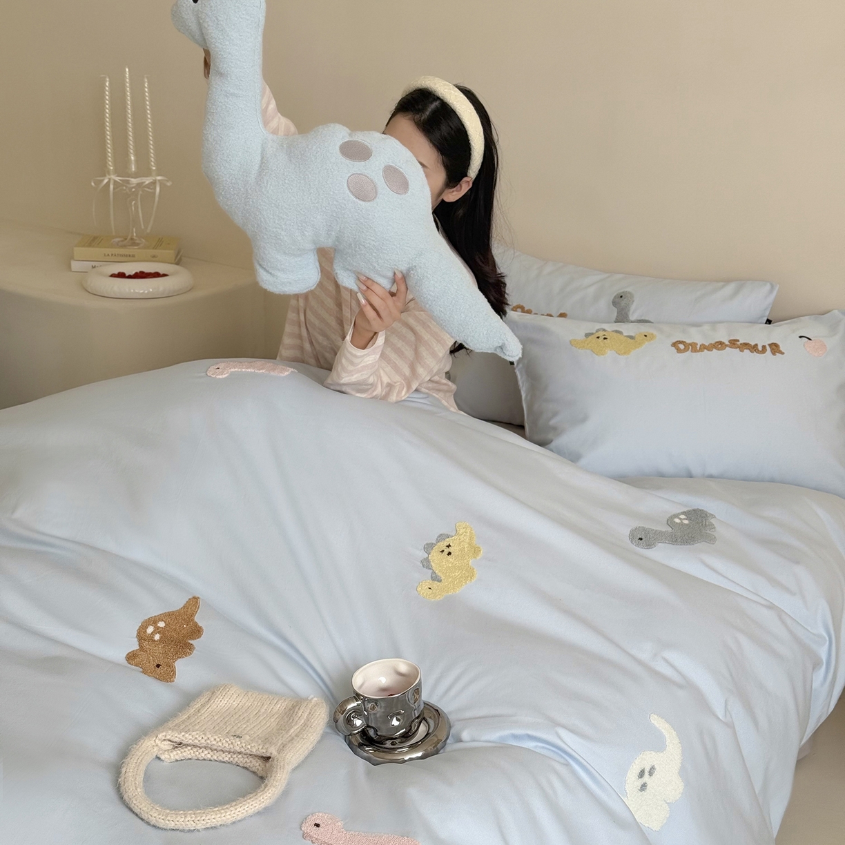 91家纺网 家纺一手货源 找家纺 鹿班家居 2025新款秋冬款100S全棉磨毛毛巾绣系列四件套-小奶龙 蓝色