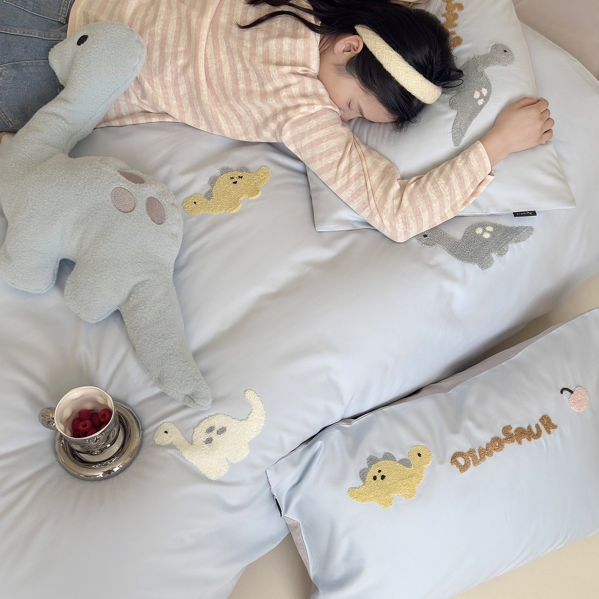 91家纺网 家纺一手货源 找家纺 鹿班家居 2025新款秋冬款100S全棉磨毛毛巾绣系列四件套-小奶龙 蓝色