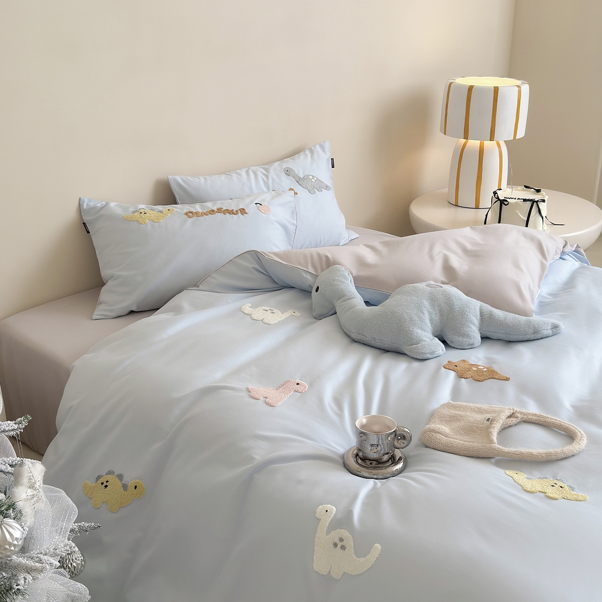 91家纺网 家纺一手货源 找家纺 鹿班家居 2025新款秋冬款100S全棉磨毛毛巾绣系列四件套-小奶龙 蓝色