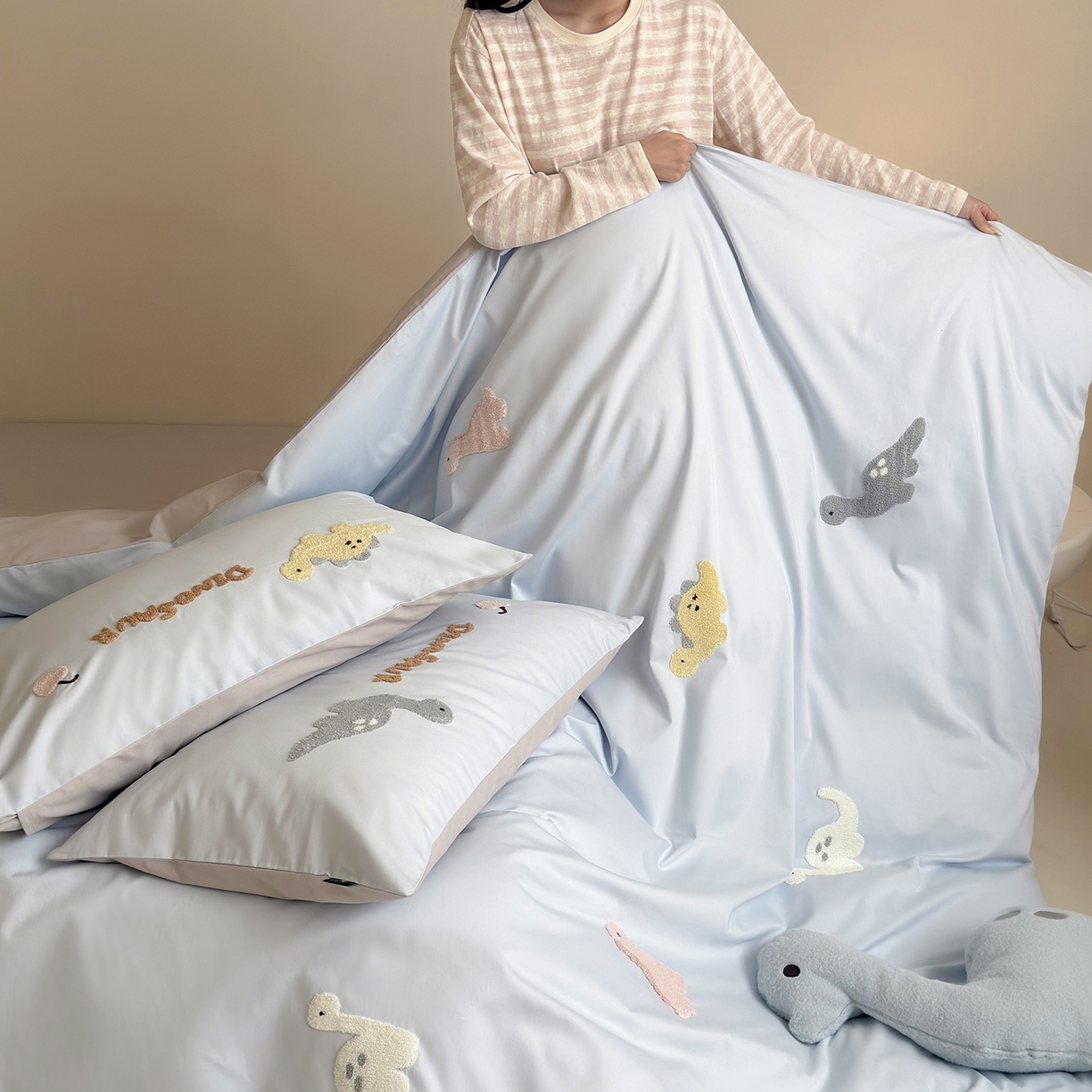 91家纺网 家纺一手货源 找家纺 鹿班家居 2025新款秋冬款100S全棉磨毛毛巾绣系列四件套-小奶龙 蓝色