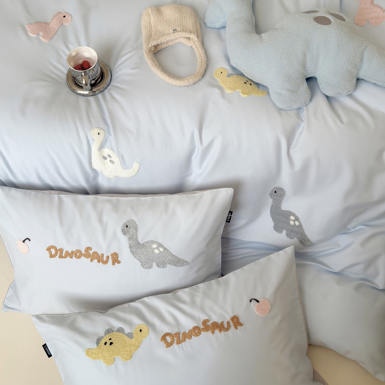 91家纺网 家纺一手货源 找家纺 鹿班家居 2025新款秋冬款100S全棉磨毛毛巾绣系列四件套-小奶龙 蓝色