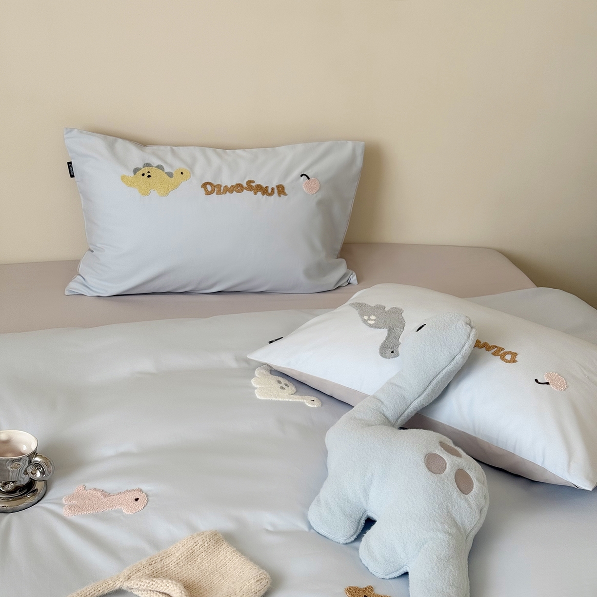 91家纺网 家纺一手货源 找家纺 鹿班家居 2025新款秋冬款100S全棉磨毛毛巾绣系列四件套-小奶龙 蓝色