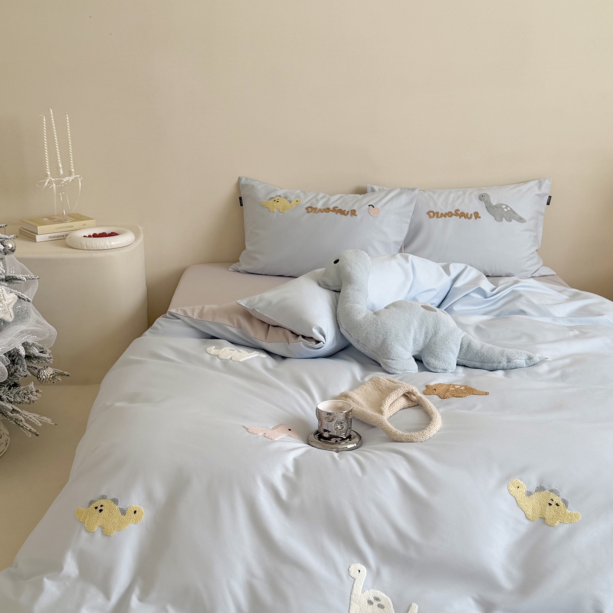 91家纺网 家纺一手货源 找家纺 鹿班家居 2025新款秋冬款100S全棉磨毛毛巾绣系列四件套-小奶龙 蓝色