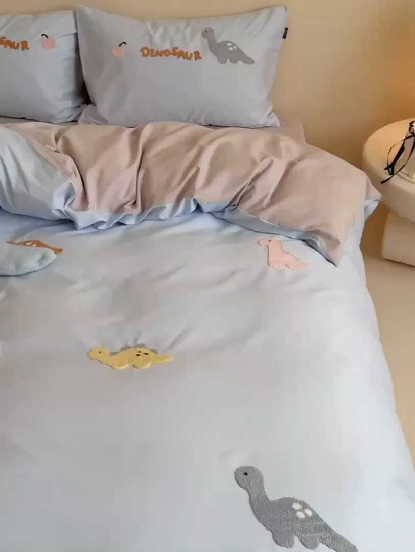 91家纺网 家纺一手货源 找家纺 鹿班家居 2025新款秋冬款100S全棉磨毛毛巾绣系列四件套-小奶龙 蓝色