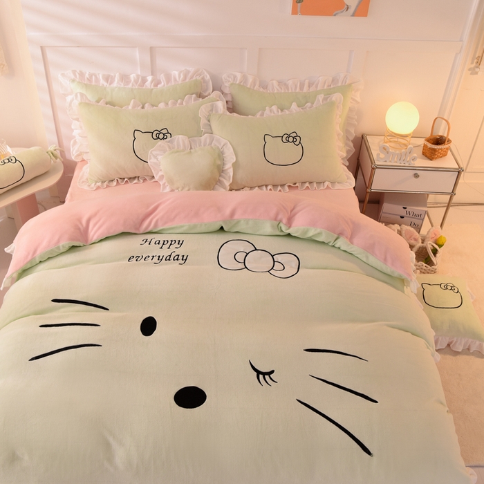91家纺网 家纺一手货源 找家纺 绒世界 2025新款高端牛奶绒卡通刺绣牛奶绒四件套 美美猫-抹茶拼粉