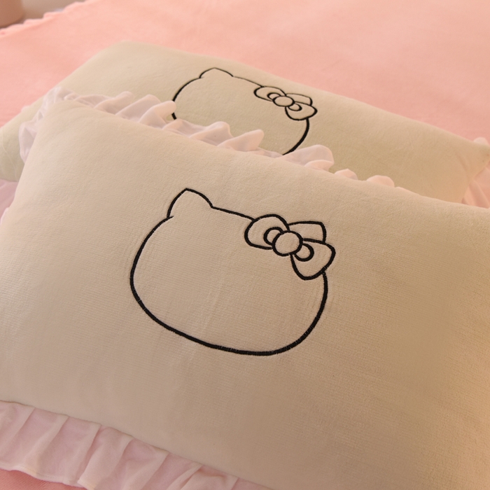 91家纺网 家纺一手货源 找家纺 绒世界 2025新款高端牛奶绒卡通刺绣牛奶绒四件套 美美猫-抹茶拼粉