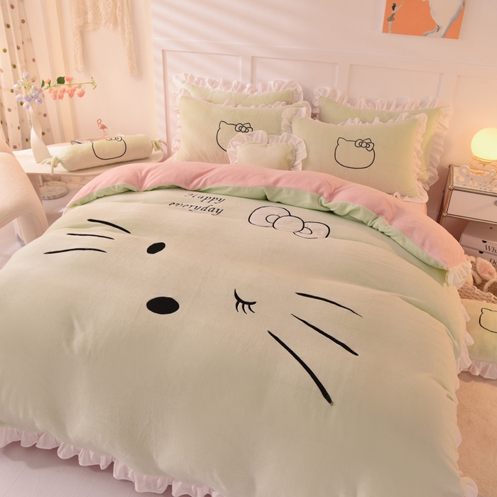 91家纺网 家纺一手货源 找家纺 绒世界 2025新款高端牛奶绒卡通刺绣牛奶绒四件套 美美猫-抹茶拼粉