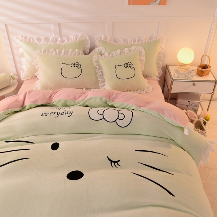 91家纺网 家纺一手货源 找家纺 绒世界 2025新款高端牛奶绒卡通刺绣牛奶绒四件套 美美猫-抹茶拼粉