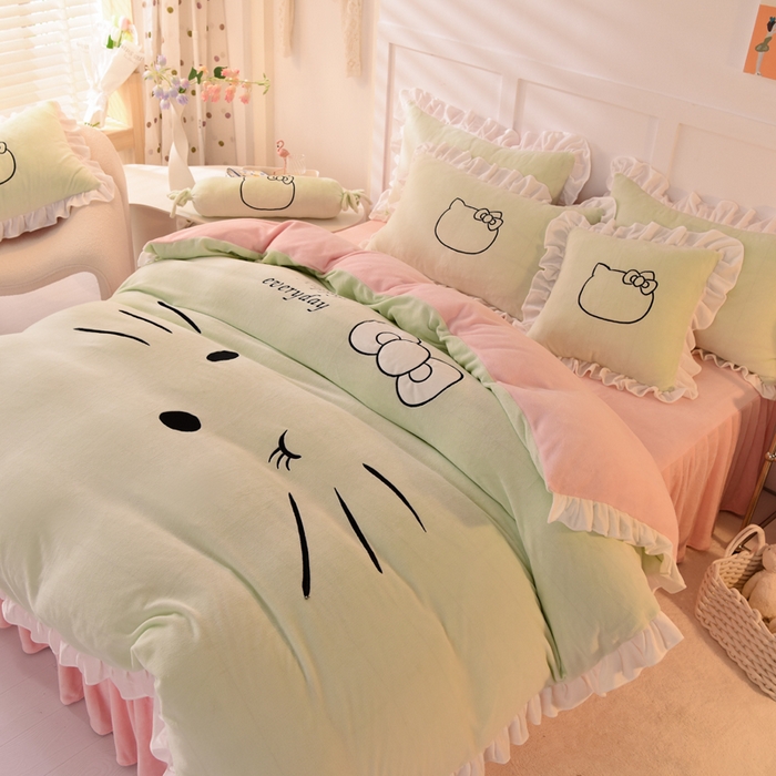 91家纺网 家纺一手货源 找家纺 绒世界 2025新款高端牛奶绒卡通刺绣牛奶绒四件套 美美猫-抹茶拼粉