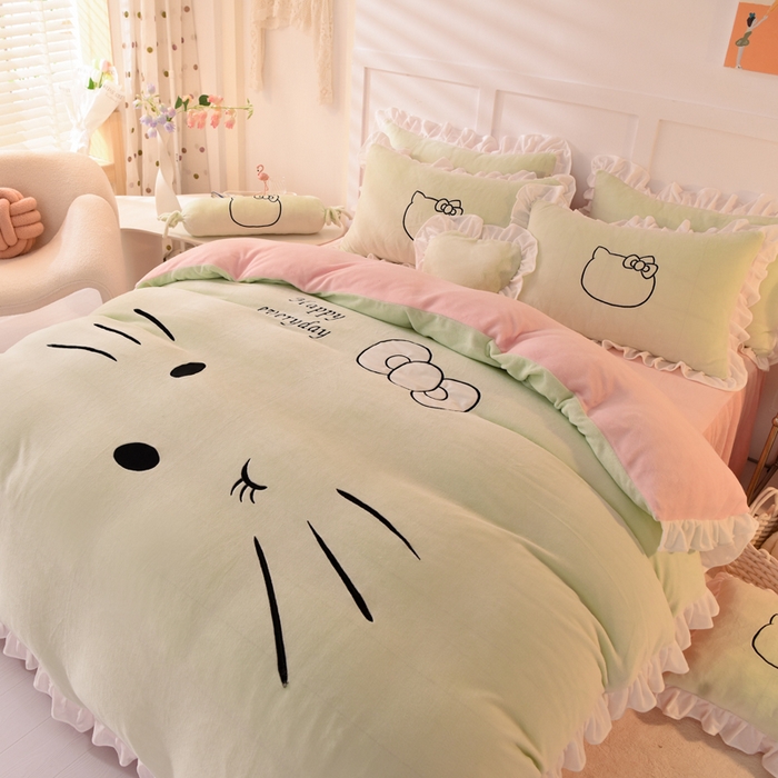 91家纺网 家纺一手货源 找家纺 绒世界 2025新款高端牛奶绒卡通刺绣牛奶绒四件套 美美猫-抹茶拼粉