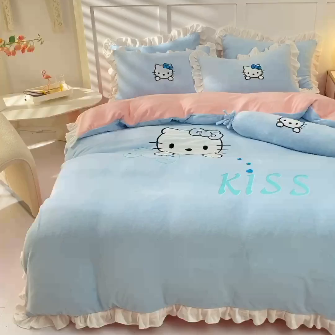 91家纺网 家纺一手货源 找家纺 绒世界 2025新款高端牛奶绒卡通刺绣牛奶绒四件套 kiss猫-蓝粉