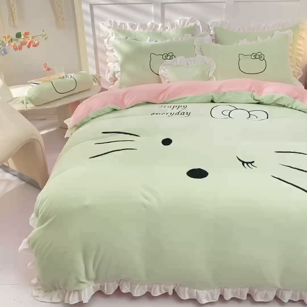 91家纺网 家纺一手货源 找家纺 绒世界 2025新款高端牛奶绒卡通刺绣牛奶绒四件套 美美猫-抹茶拼粉