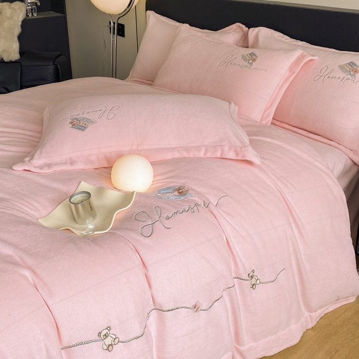 91家纺网 家纺一手货源 找家纺 绒世界 2025新款秋冬加厚公主日记牛奶绒四件套 藕荷粉