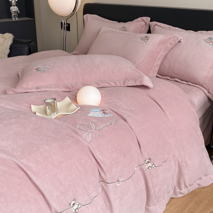 91家纺网 家纺一手货源 找家纺 绒世界 2025新款秋冬加厚公主日记牛奶绒四件套 珊瑚粉