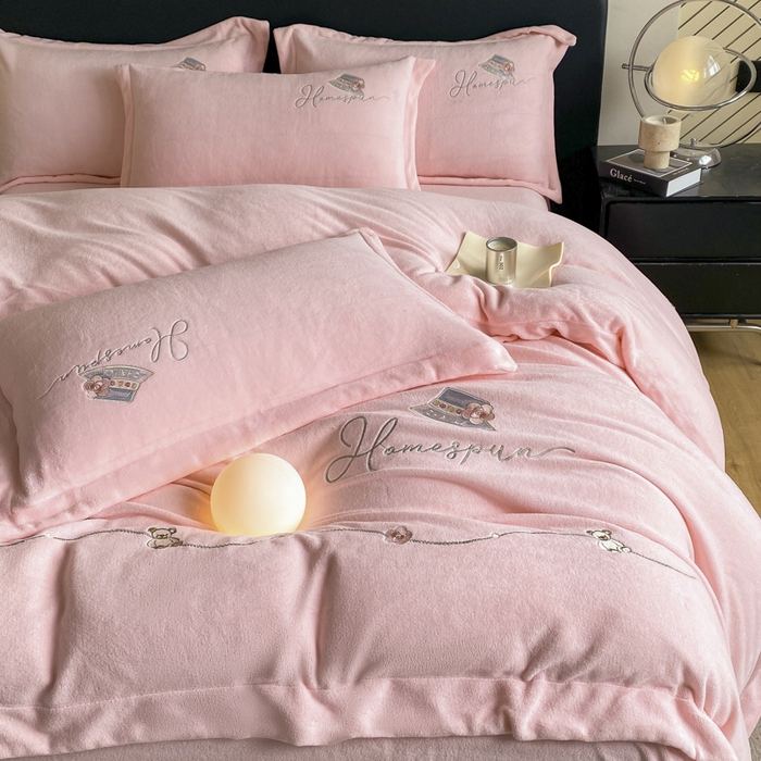 91家纺网 家纺一手货源 找家纺 绒世界 2025新款秋冬加厚公主日记牛奶绒四件套 藕荷粉