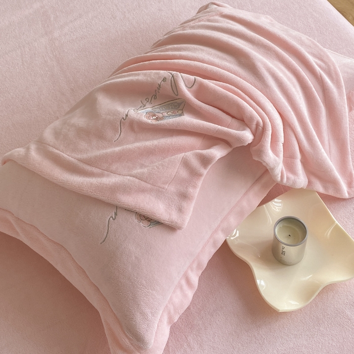 91家纺网 家纺一手货源 找家纺 绒世界 2025新款秋冬加厚公主日记牛奶绒四件套 藕荷粉