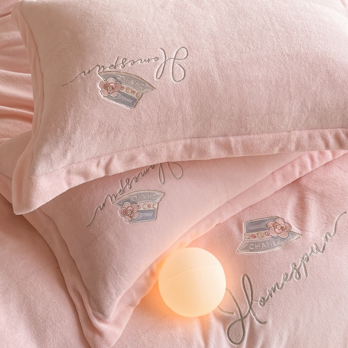 91家纺网 家纺一手货源 找家纺 绒世界 2025新款秋冬加厚公主日记牛奶绒四件套 藕荷粉