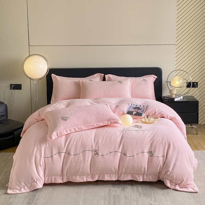 91家纺网 家纺一手货源 找家纺 绒世界 2025新款秋冬加厚公主日记牛奶绒四件套 藕荷粉