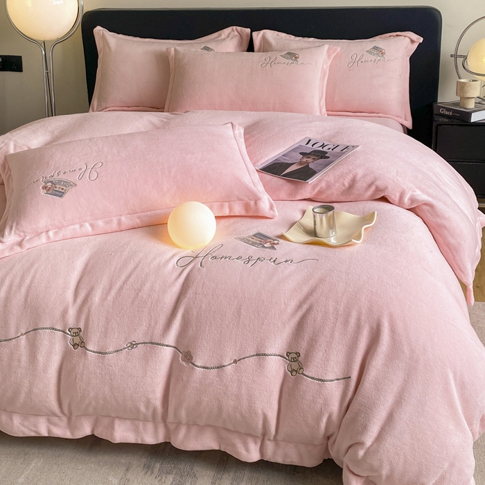 91家纺网 家纺一手货源 找家纺 绒世界 2025新款秋冬加厚公主日记牛奶绒四件套 藕荷粉