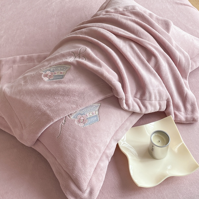 91家纺网 家纺一手货源 找家纺 绒世界 2025新款秋冬加厚公主日记牛奶绒四件套 珊瑚粉