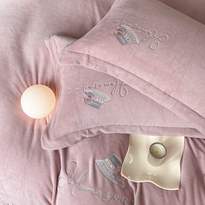 91家纺网 家纺一手货源 找家纺 绒世界 2025新款秋冬加厚公主日记牛奶绒四件套 珊瑚粉