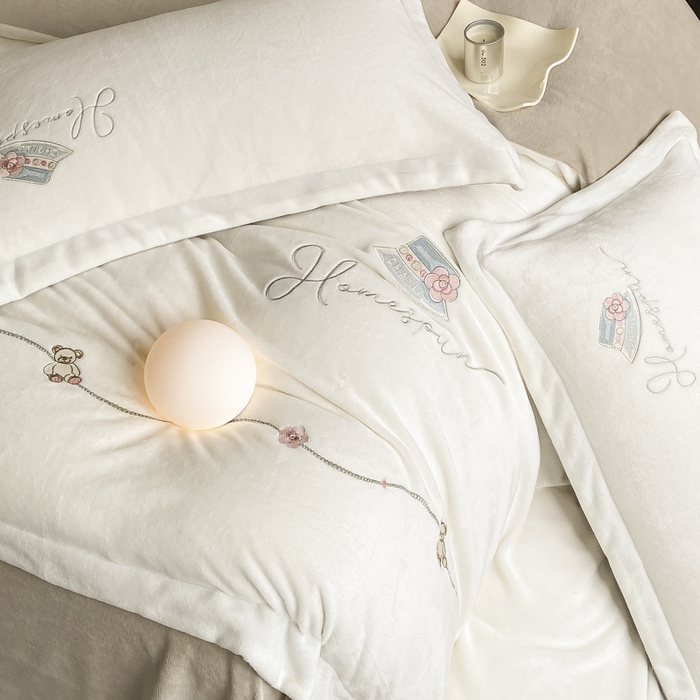 91家纺网 家纺一手货源 找家纺 绒世界 2025新款秋冬加厚公主日记牛奶绒四件套 月白