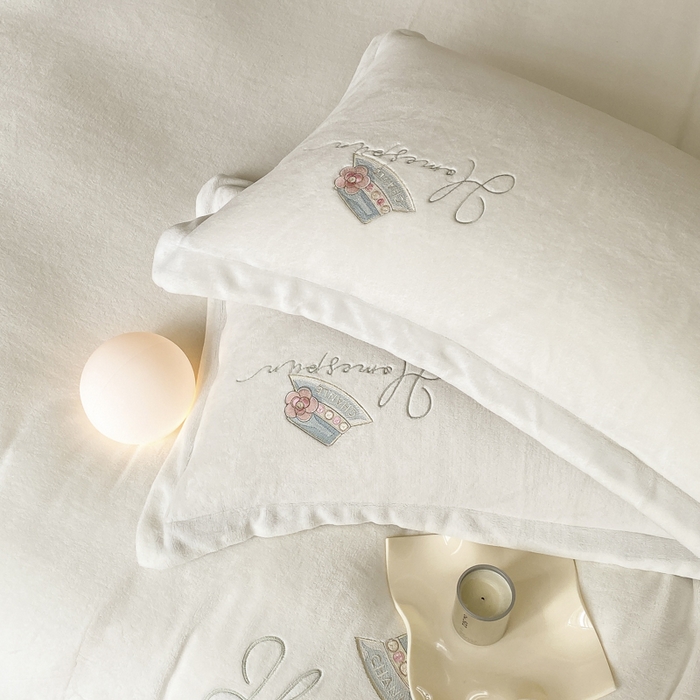 91家纺网 家纺一手货源 找家纺 绒世界 2025新款秋冬加厚公主日记牛奶绒四件套 月白