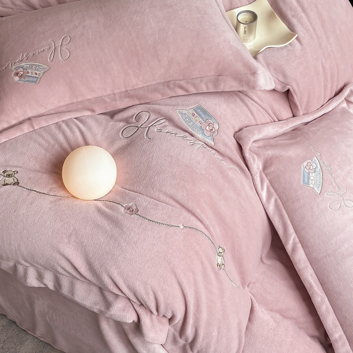 91家纺网 家纺一手货源 找家纺 绒世界 2025新款秋冬加厚公主日记牛奶绒四件套 珊瑚粉