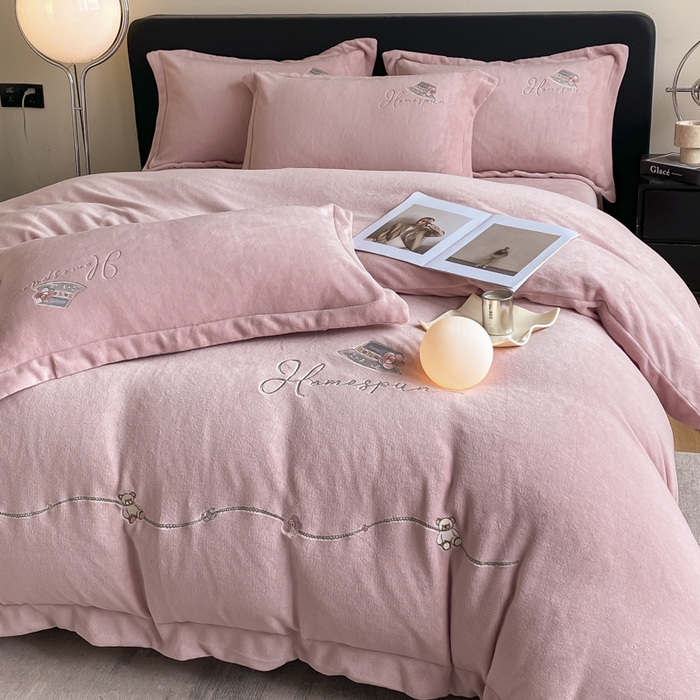 91家纺网 家纺一手货源 找家纺 绒世界 2025新款秋冬加厚公主日记牛奶绒四件套 珊瑚粉