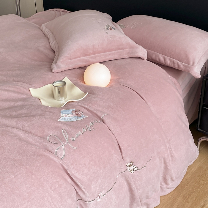 91家纺网 家纺一手货源 找家纺 绒世界 2025新款秋冬加厚公主日记牛奶绒四件套 珊瑚粉