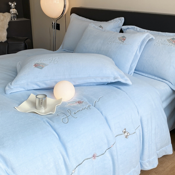 91家纺网 家纺一手货源 找家纺 绒世界 2025新款秋冬加厚公主日记牛奶绒四件套 宁静蓝