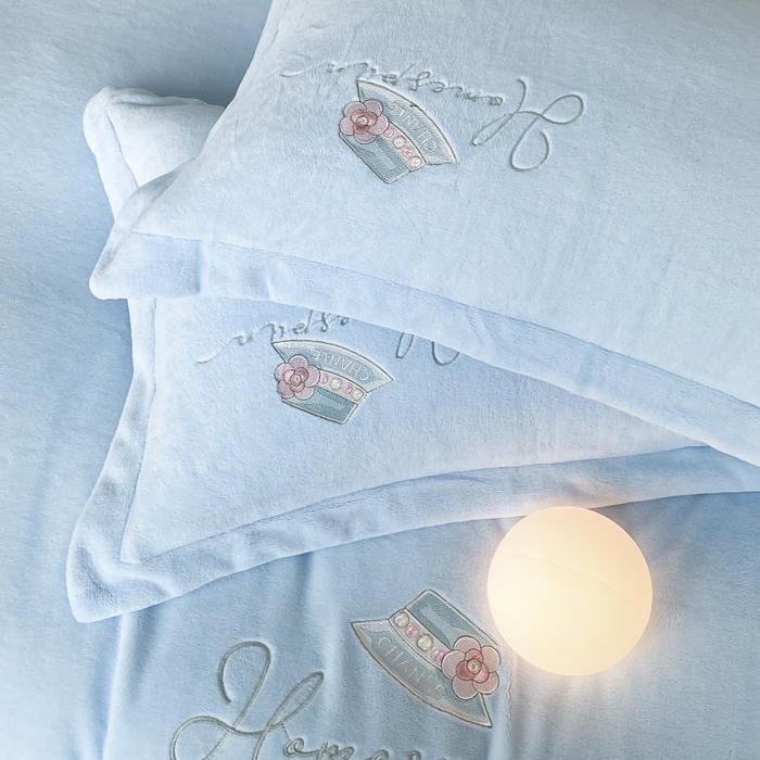 91家纺网 家纺一手货源 找家纺 绒世界 2025新款秋冬加厚公主日记牛奶绒四件套 宁静蓝