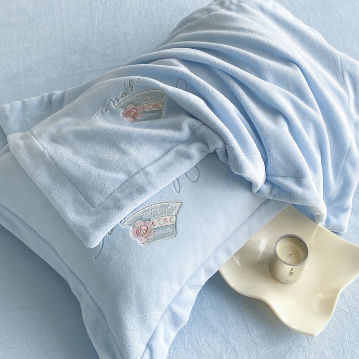 91家纺网 家纺一手货源 找家纺 绒世界 2025新款秋冬加厚公主日记牛奶绒四件套 宁静蓝