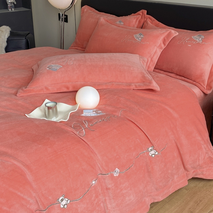 91家纺网 家纺一手货源 找家纺 绒世界 2025新款秋冬加厚公主日记牛奶绒四件套 爱马仕橙