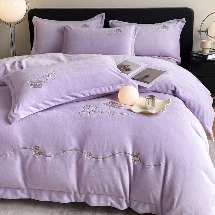 91家纺网 家纺一手货源 找家纺 绒世界 2025新款秋冬加厚公主日记牛奶绒四件套 风信紫