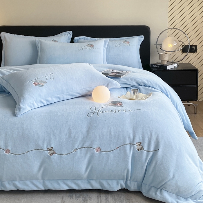 91家纺网 家纺一手货源 找家纺 绒世界 2025新款秋冬加厚公主日记牛奶绒四件套 宁静蓝