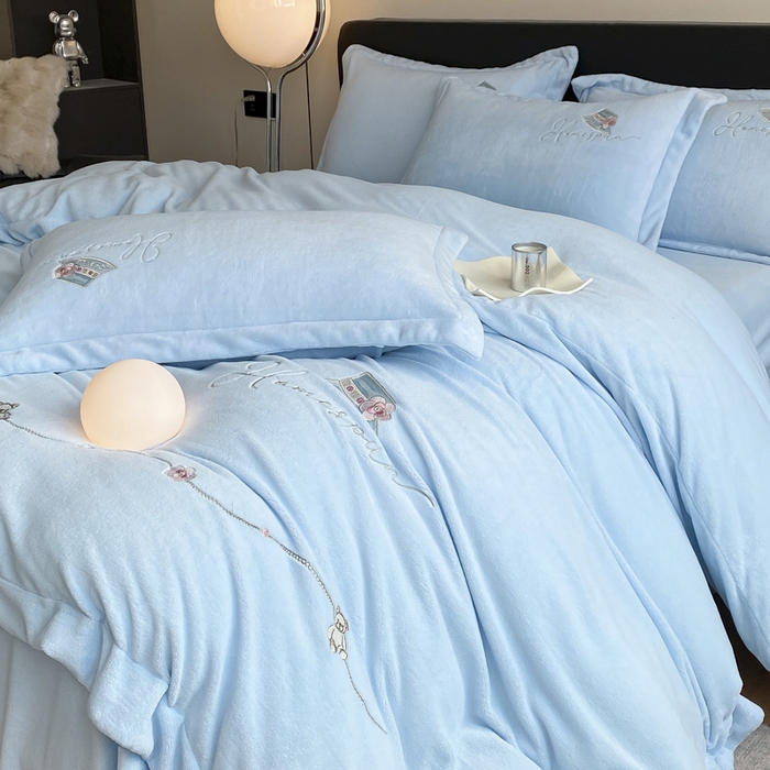 91家纺网 家纺一手货源 找家纺 绒世界 2025新款秋冬加厚公主日记牛奶绒四件套 宁静蓝