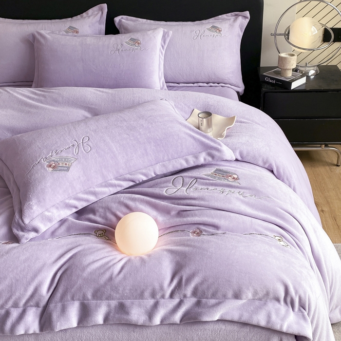 91家纺网 家纺一手货源 找家纺 绒世界 2025新款秋冬加厚公主日记牛奶绒四件套 风信紫