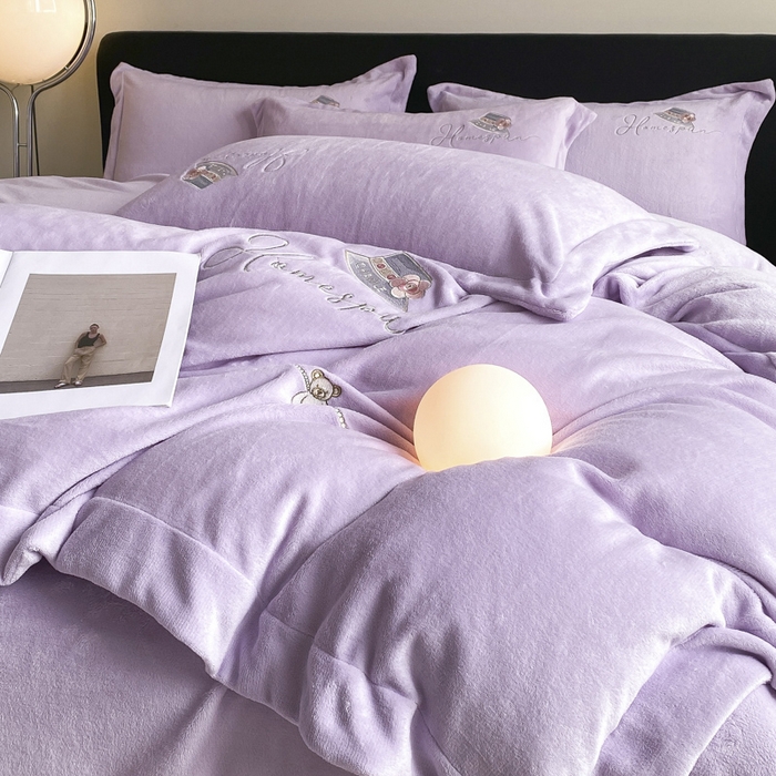 91家纺网 家纺一手货源 找家纺 绒世界 2025新款秋冬加厚公主日记牛奶绒四件套 风信紫